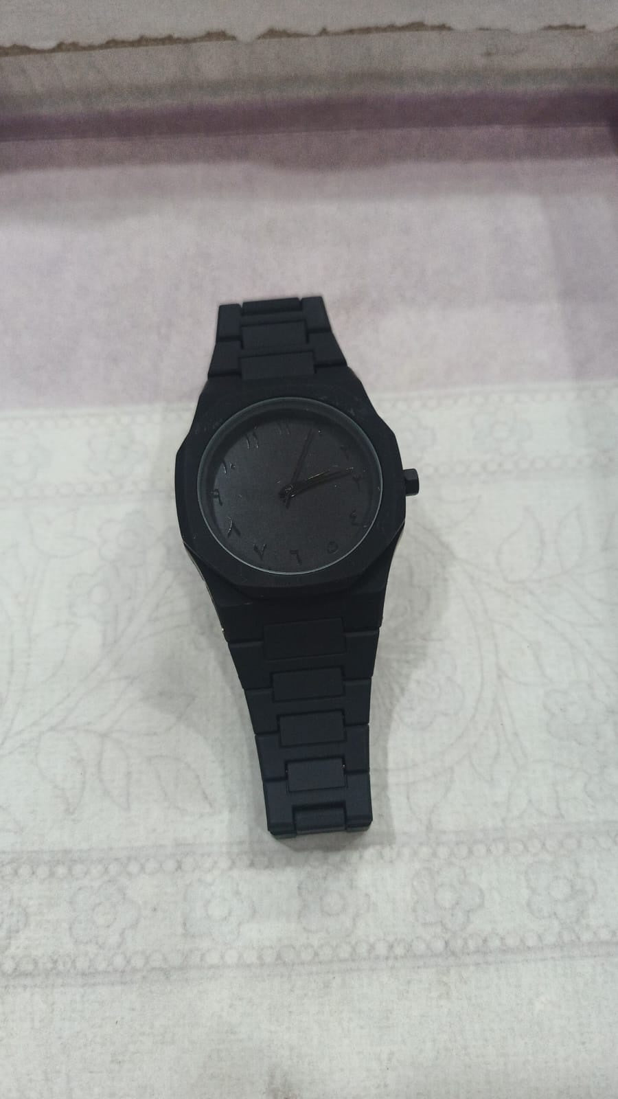 Black Minimalist Analog Wrist Aura Watch With Stainless Steel Strap
