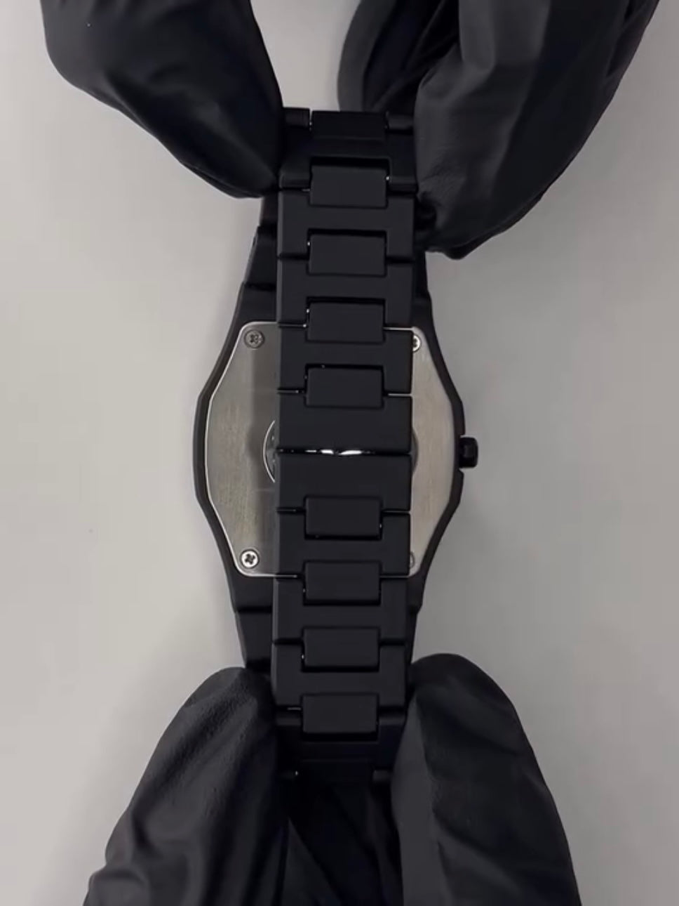 Black Minimalist Analog Wrist Aura Watch With Stainless Steel Strap